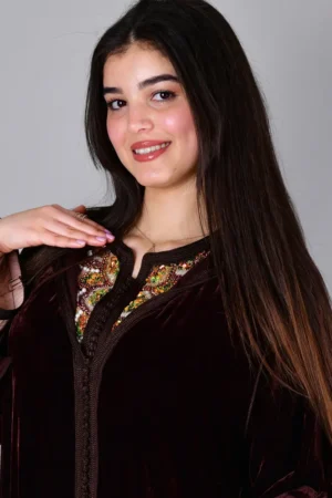 جلابه من قطعتين ثوب الموبره يتميز بلون بني داكن