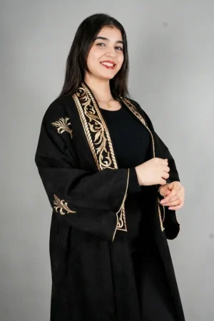 كيمونو أسود طويل بقصة واسعة وانسيابية